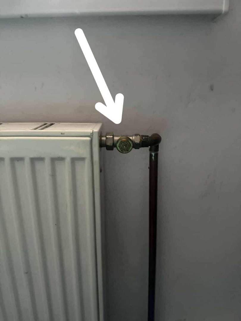 Zawór termostatyczny kaloryfera Zawór termostatyczny przy połączeniu z rurą miedzianą przy starym kaloryferze