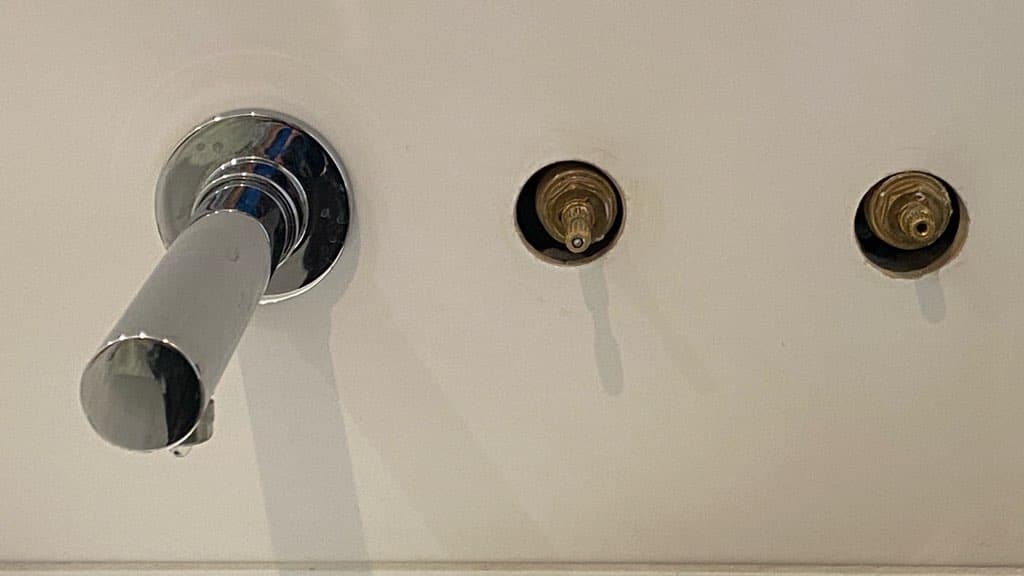 Nowe głowice i bateria Widok na zamontowane nowe głowice kranu wraz z chromowaną baterią łazienkową.