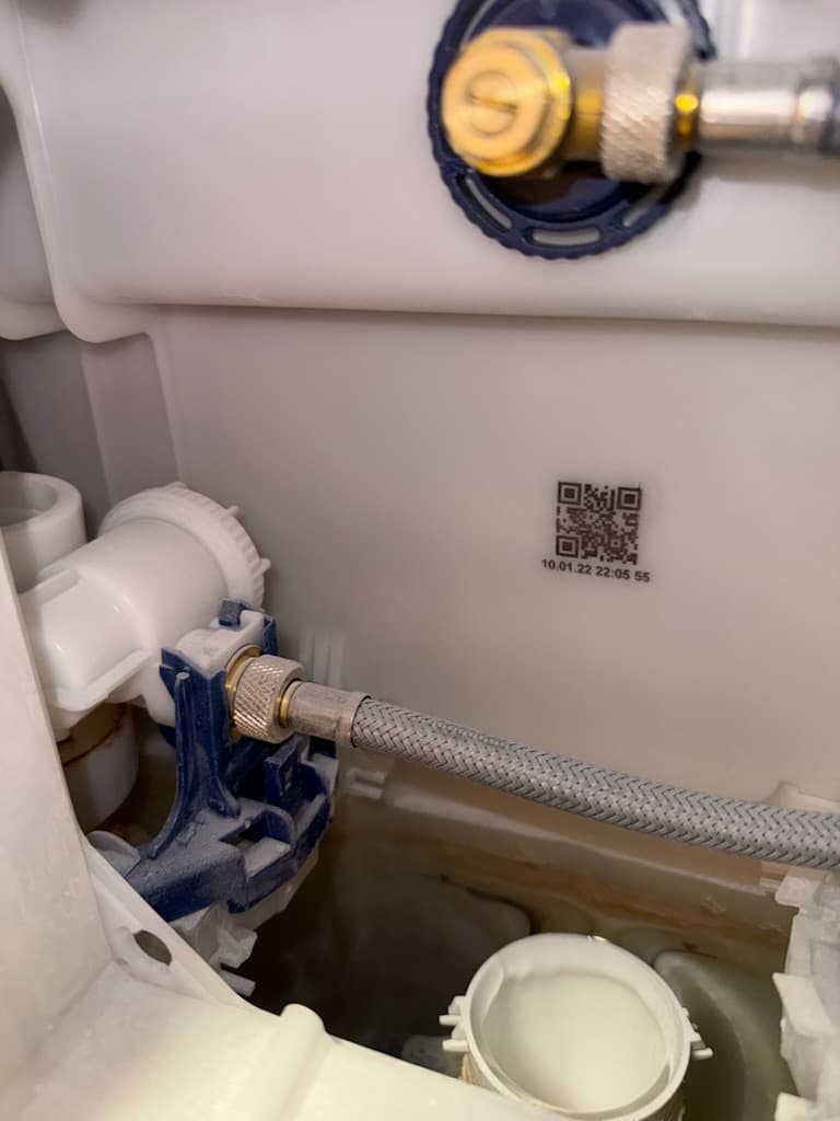 Szczegóły mechanizmu napełniającego Grohe Zbliżenie na mechanizm napełniający spłuczki Grohe pokazujące szczegóły techniczne