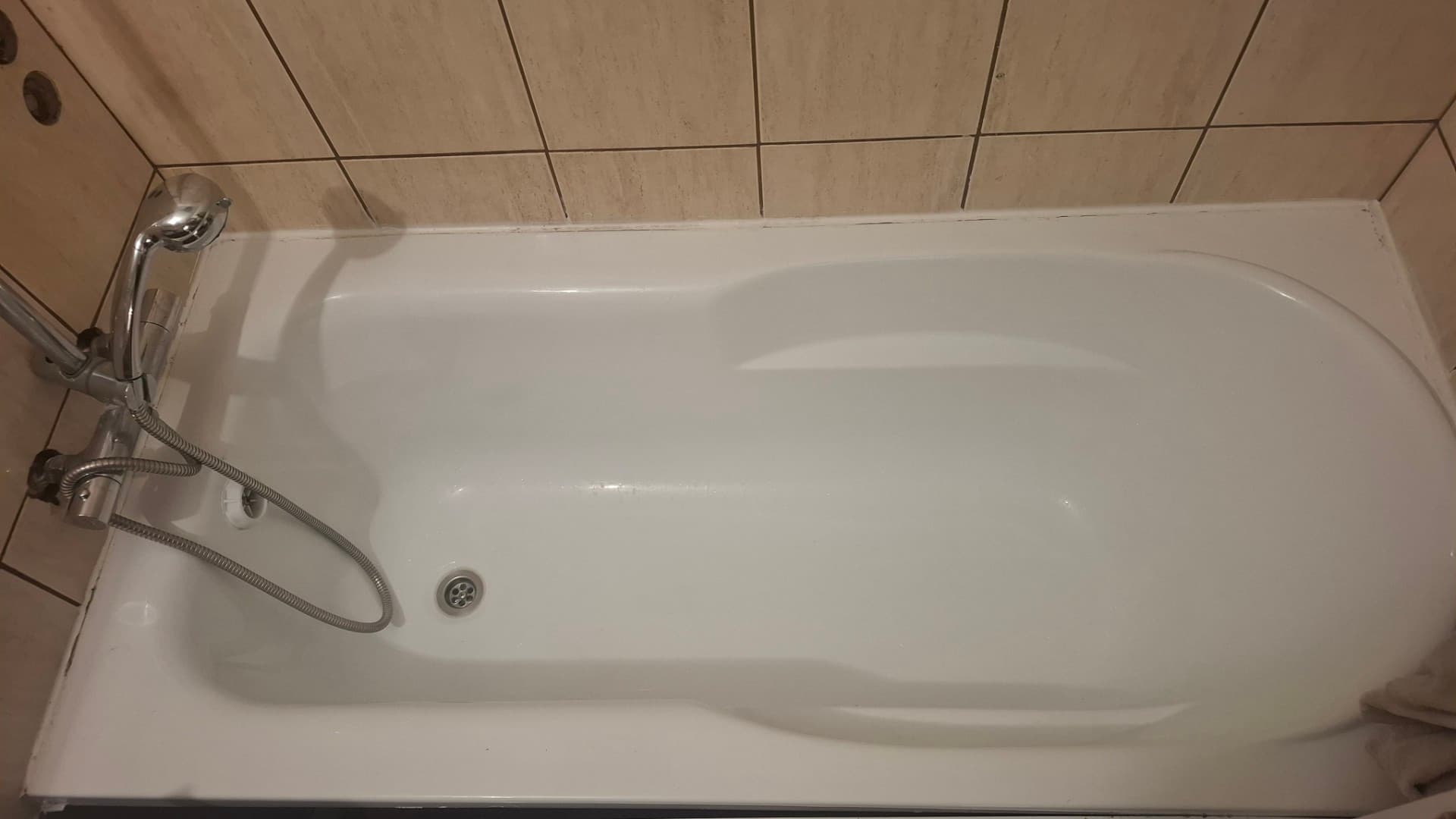 Silikonowanie i montaż parawanu w łazience – realizacja