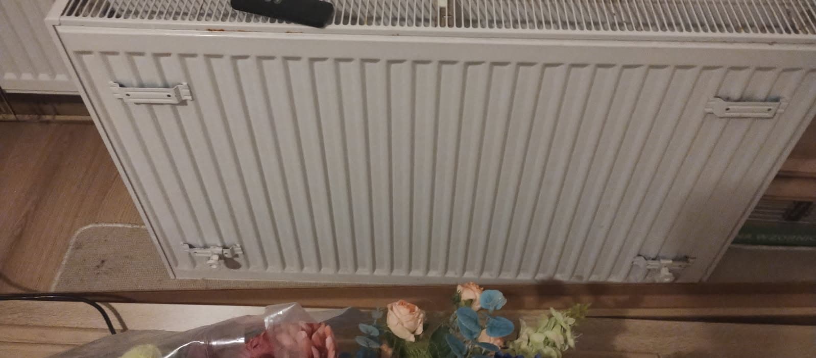 Kaloryfer przed montażem Metalowy kaloryfer przygotowany do montażu na podłodze