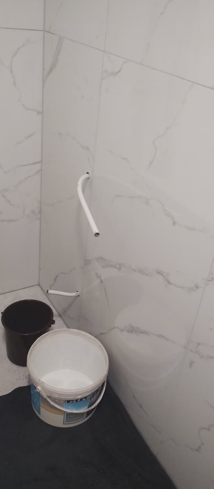 Rurka instalacyjna przy płytkach Wystająca rurka z instalacji przy ścianie pokrytej płytkami