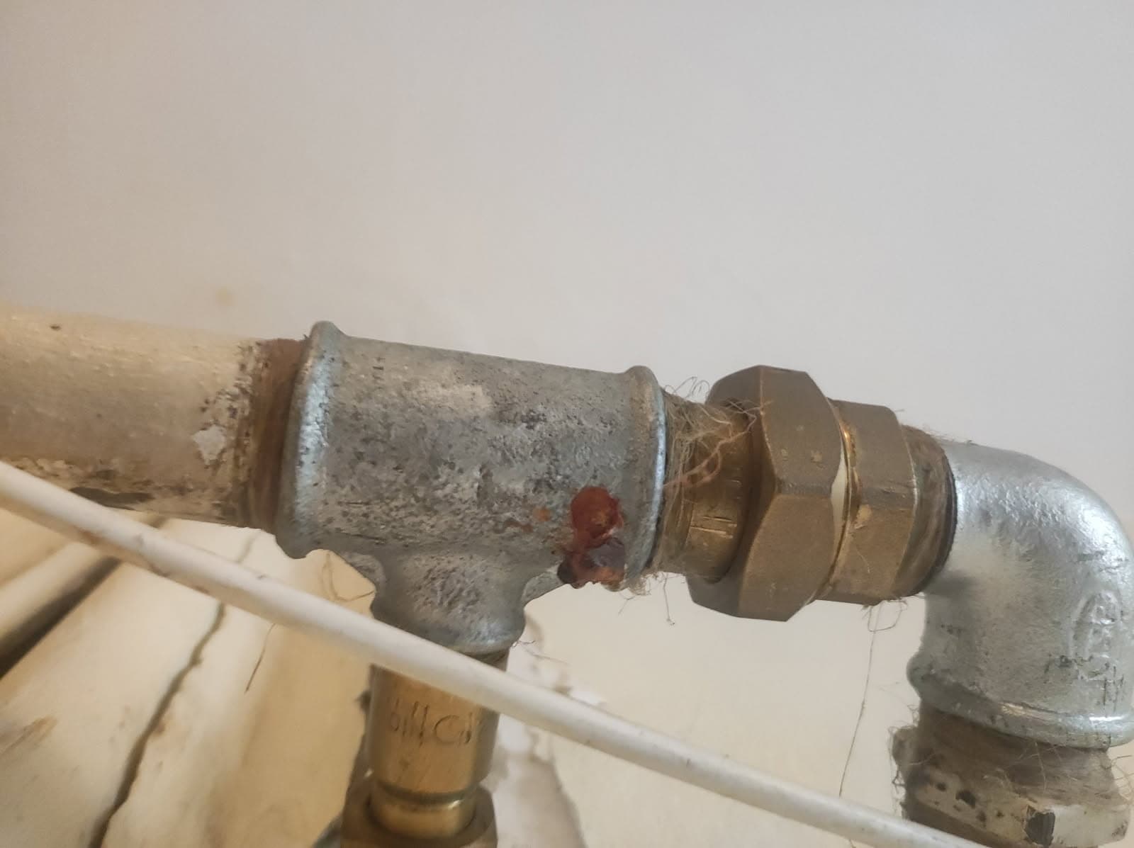 Nowa stalowa złączka po wymianie Nowa stalowa złączka po wymianie w pomieszczeniu gospodarczym