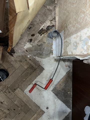 Sprężyna udrażniająca Sprężyna używana do próby udrożnienia rury w kuchni