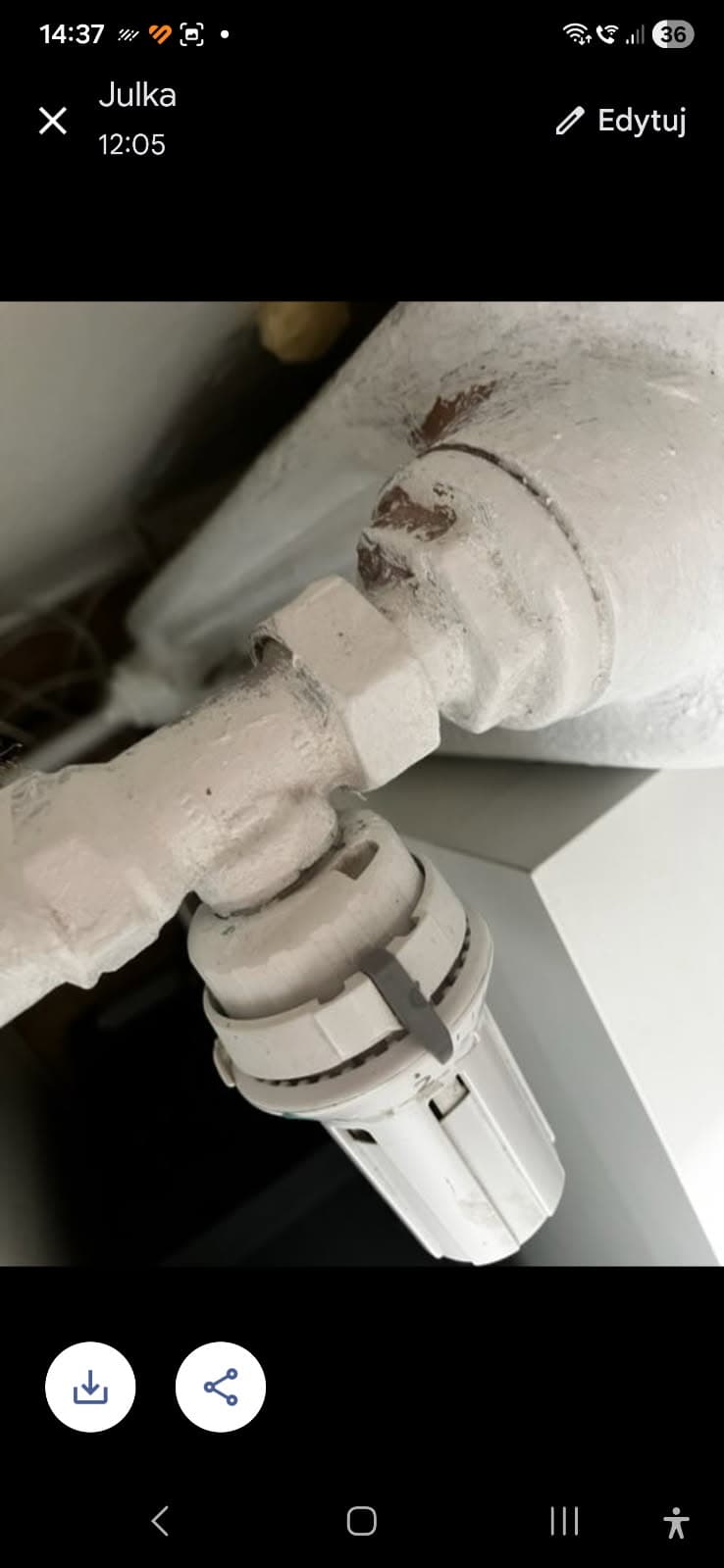 Nowy biały zawór termostatyczny Nowy biały zawór termostatyczny zamontowany na rurze przy ścianie