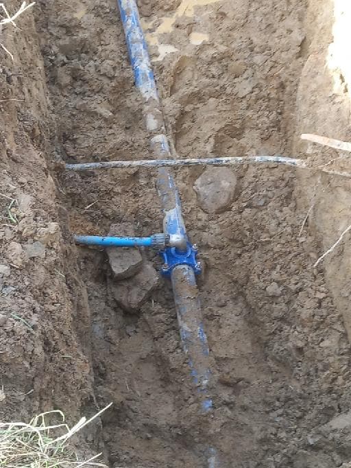 Rura PE przygotowana do montażu Rura PE o średnicy fi 32 ułożona w wykopie przygotowanym do montażu