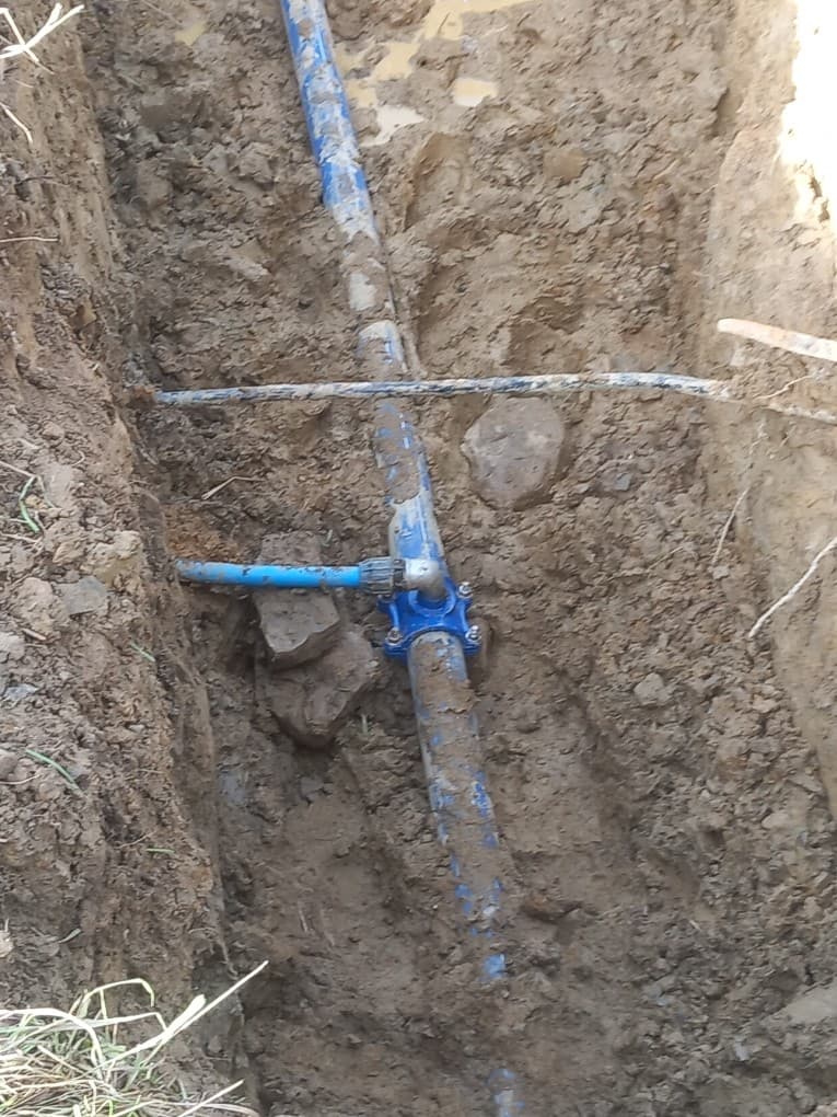 Zawory kulowe na połączeniu rur Zainstalowane zawory kulowe na połączeniu rur PE zapewniające łatwy dostęp serwisowy