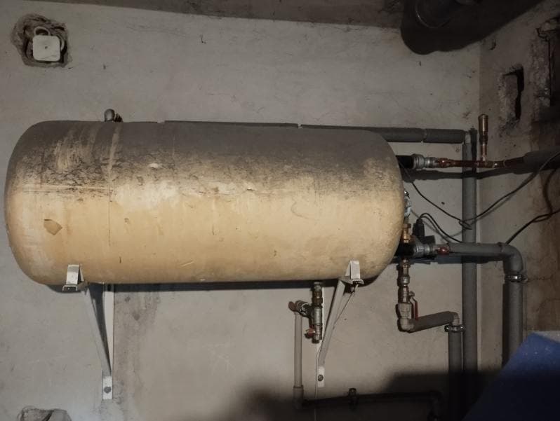 Instalacja hydrauliczna przy bojlerze Widok ogólny zamontowanego bojlera wraz z instalacją hydrauliczną