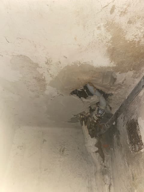 Przeciek w piwnicy przed naprawą Widok piwnicy z widocznym przeciekiem ze starej instalacji wodnej