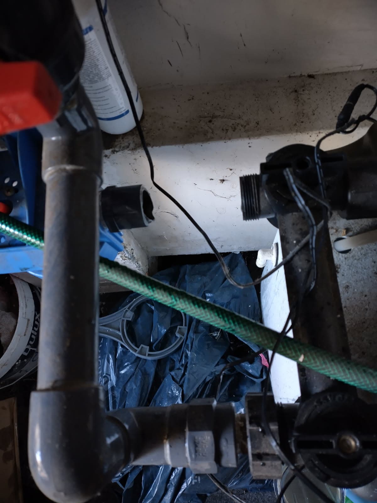 Instalacja ze wskazaniem pęknięcia Widok ogólny instalacji ze wskazaniem pękniętej rury w zmiękczaczu
