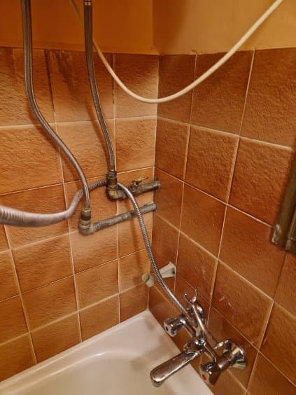 Podłączenie nowych przewodów Podłączenie nowych elastycznych przewodów w łazience