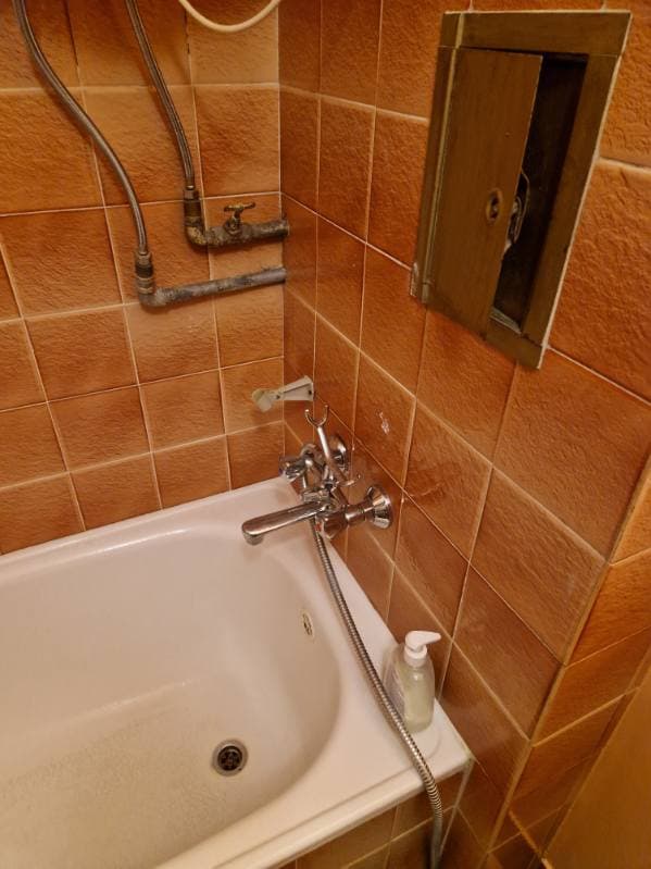 Nowe połączenia hydrauliczne przy wannie Widok na wannę i nowe połączenia hydrauliczne w łazience