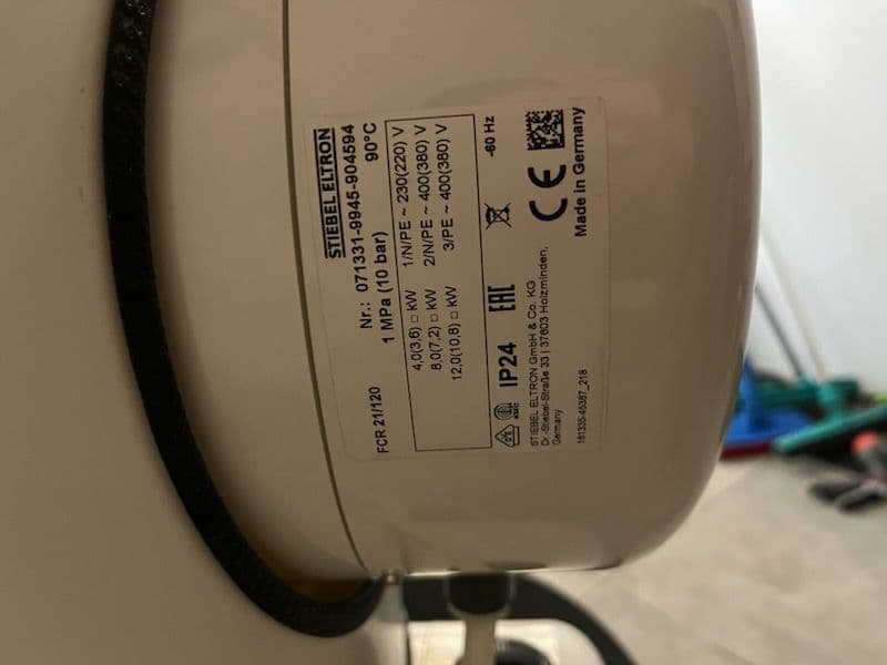 Tabliczka znamionowa bojlera Tabliczka znamionowa bojlera z danymi technicznymi i modelem