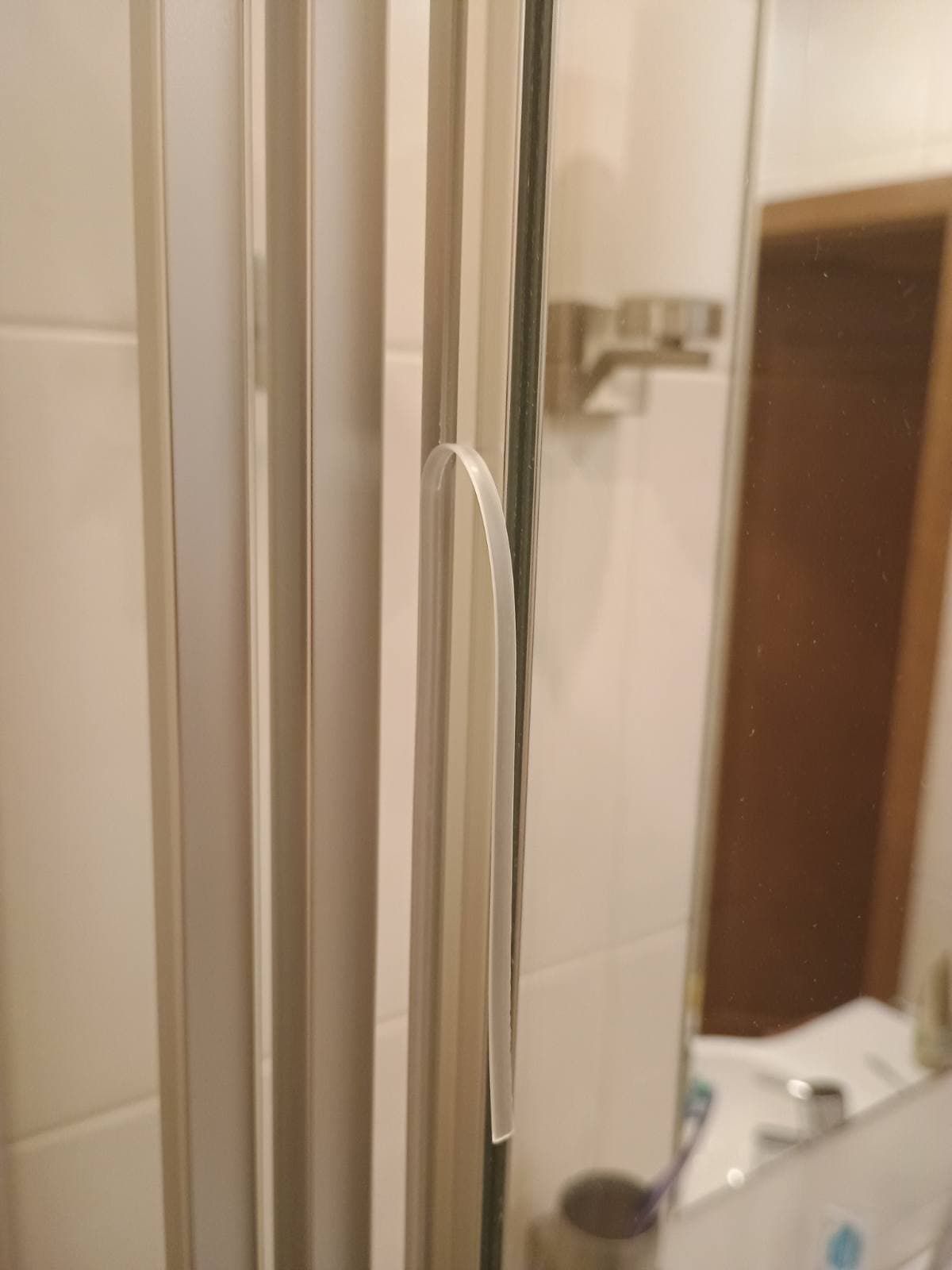 Nowa uszczelka na drzwiach Nowa uszczelka zamontowana na drzwiach kabiny prysznicowej