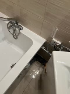 Prace serwisowe przy wannie Widok na wannę oraz pobliskie rury podczas prac serwisowych