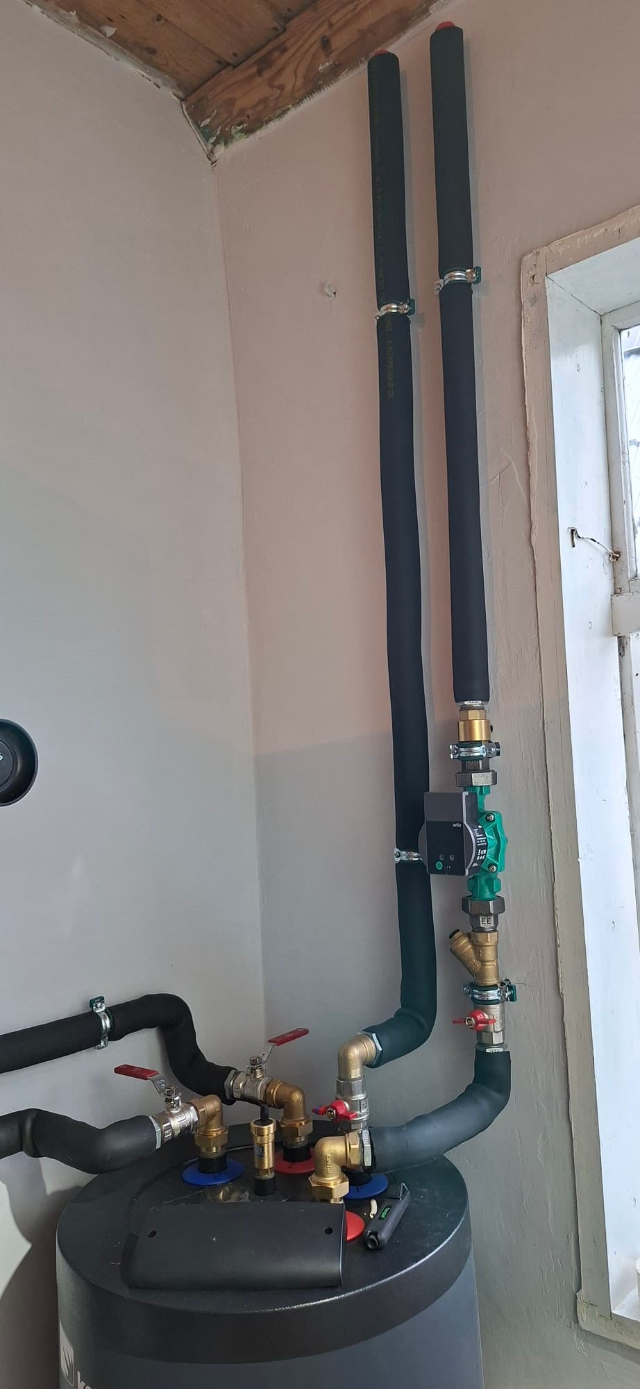 Podłączenie hydrauliczne Instalacja hydrauliczna wewnętrzna podłączona do pompy ciepła