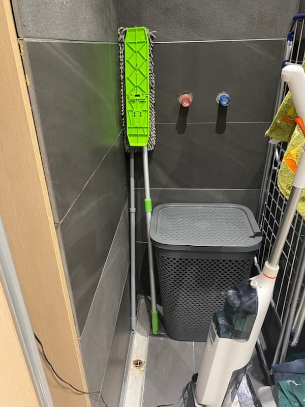 Miejsce na pralnię w łazience Kąt pomieszczenia z wyjściami wodnymi i miejscem na pralnię.