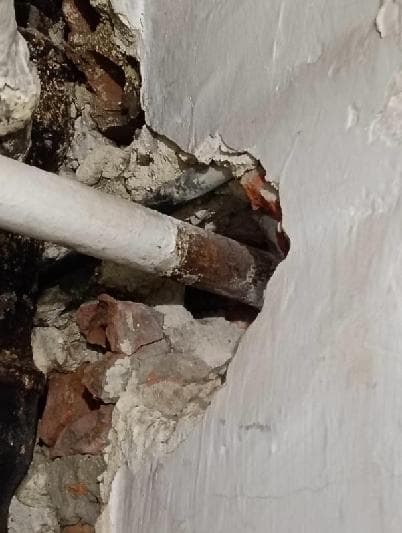 Odkute miejsce instalacji Odkuta ściana w łazience ukazująca miejsce instalacji rur
