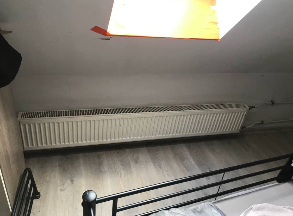 Cały grzejnik w pokoju Widok całego grzejnika zamontowanego w pokoju na poddaszu