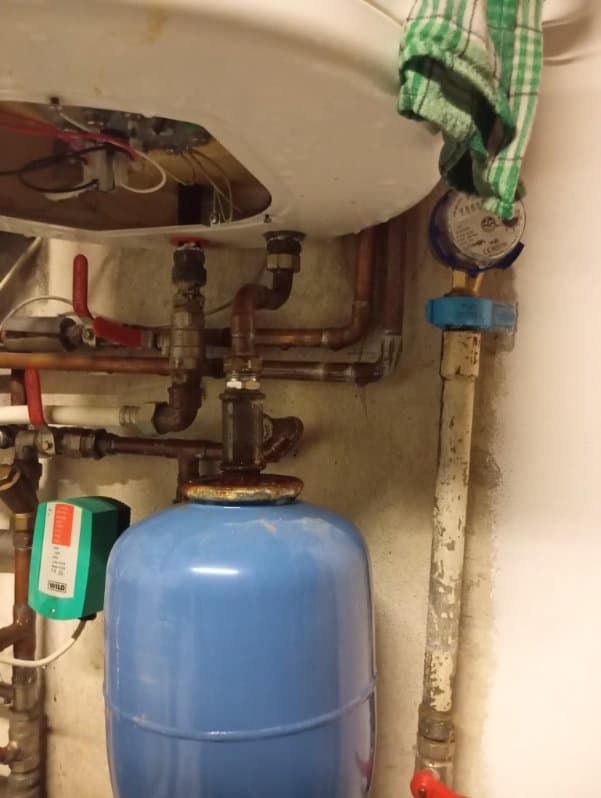 Dolna cześć instalacji hydraulicznej Dolna część instalacji hydraulicznej przy bojlerze