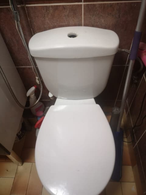 Kompakt WC przed naprawą Widok ogólny kompaktu WC przed naprawą
