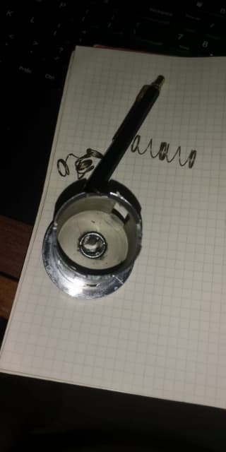 Sprężynki mechanizmu WC Części mechanizmu z pękniętymi sprężynkami na notatniku