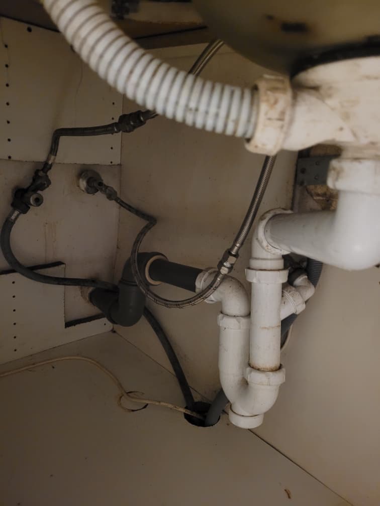 Instalacja wodna dla zmywarki Wykonana instalacja wodna pod nową zmywarkę