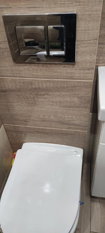 Toaleta po naprawie Gotowa do użytku toaleta ze spuszczeniem centralnym firmy Roca