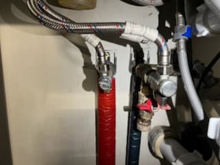 Instalacja wodna przed wymianą Stan instalacji wodnej pod zlewem przed wymianą