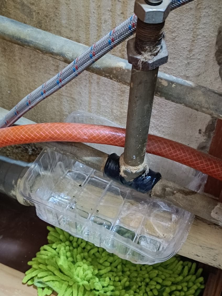 Stara instalacja hydrauliczna Detale starej instalacji hydraulicznej wymagającej wymiany