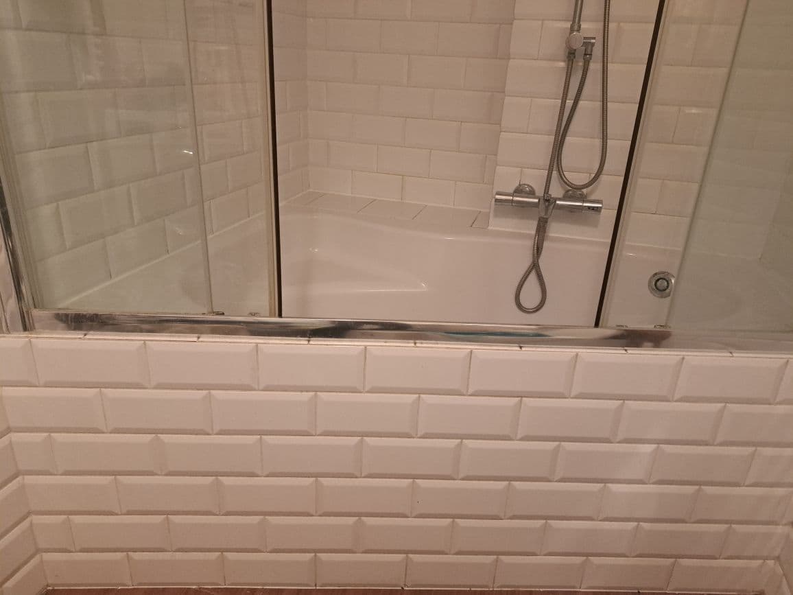 Wymiana wanny akrylowej w mieszkaniu we Wrocławiu – realizacja