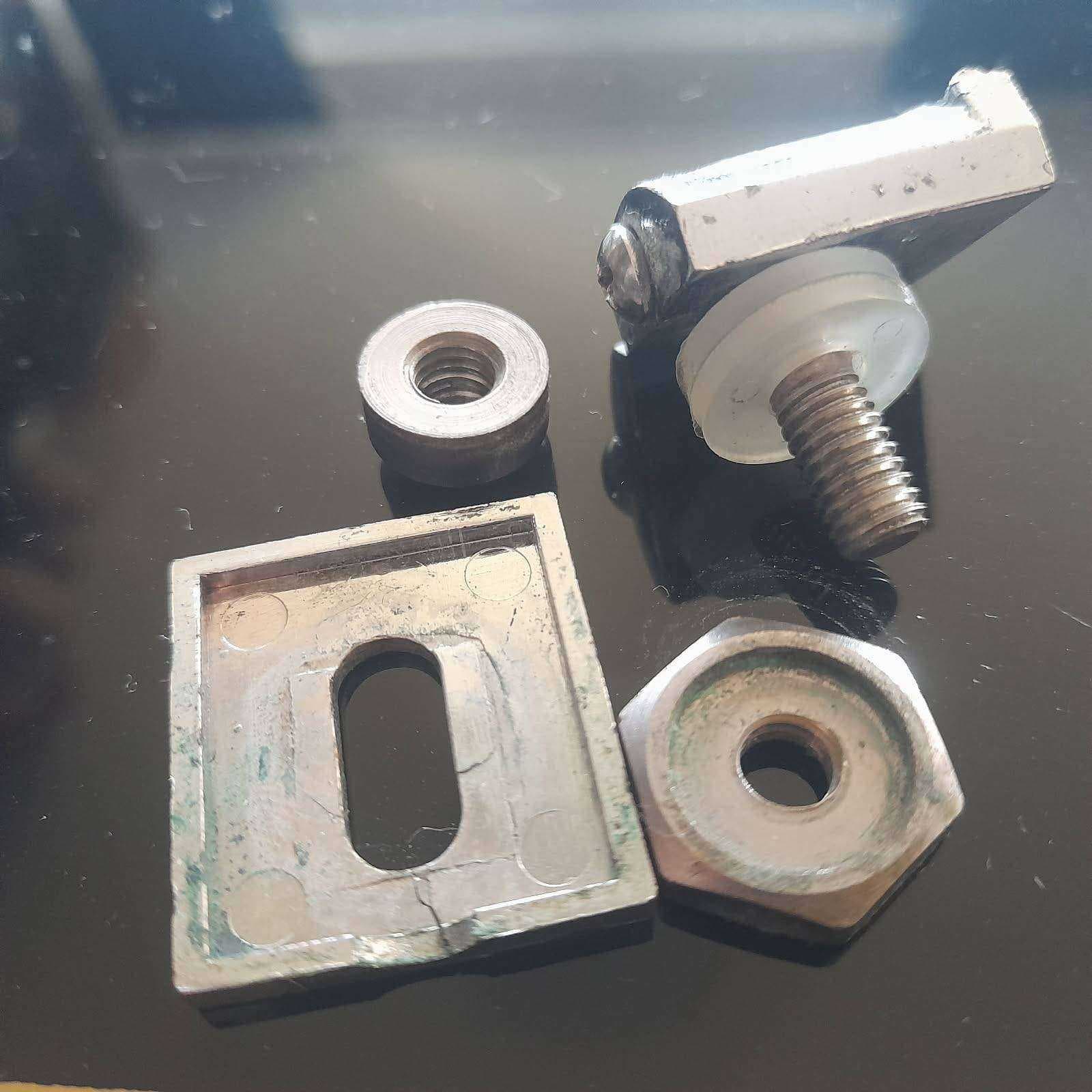 Elementy mechanizmu drzwi Kompletny zestaw wymontowanych elementów mechanizmu przesuwnych drzwi