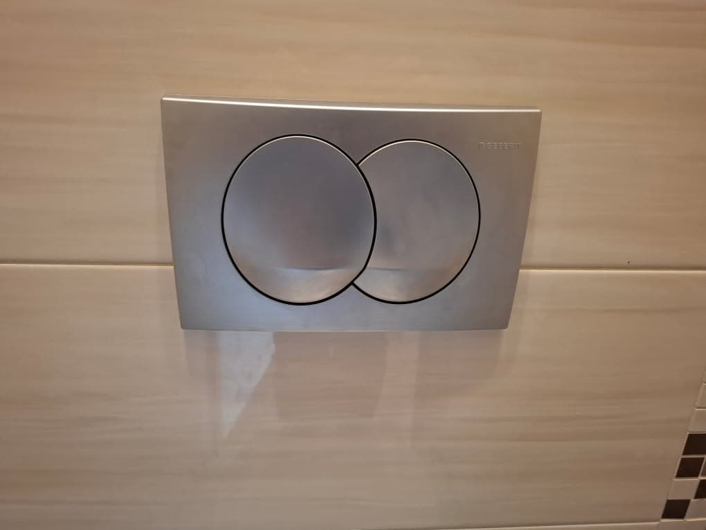 Nowe elementy spłuczki Zainstalowany nowy panel przycisku do spłuczki Geberit po zakończonej wymianie.