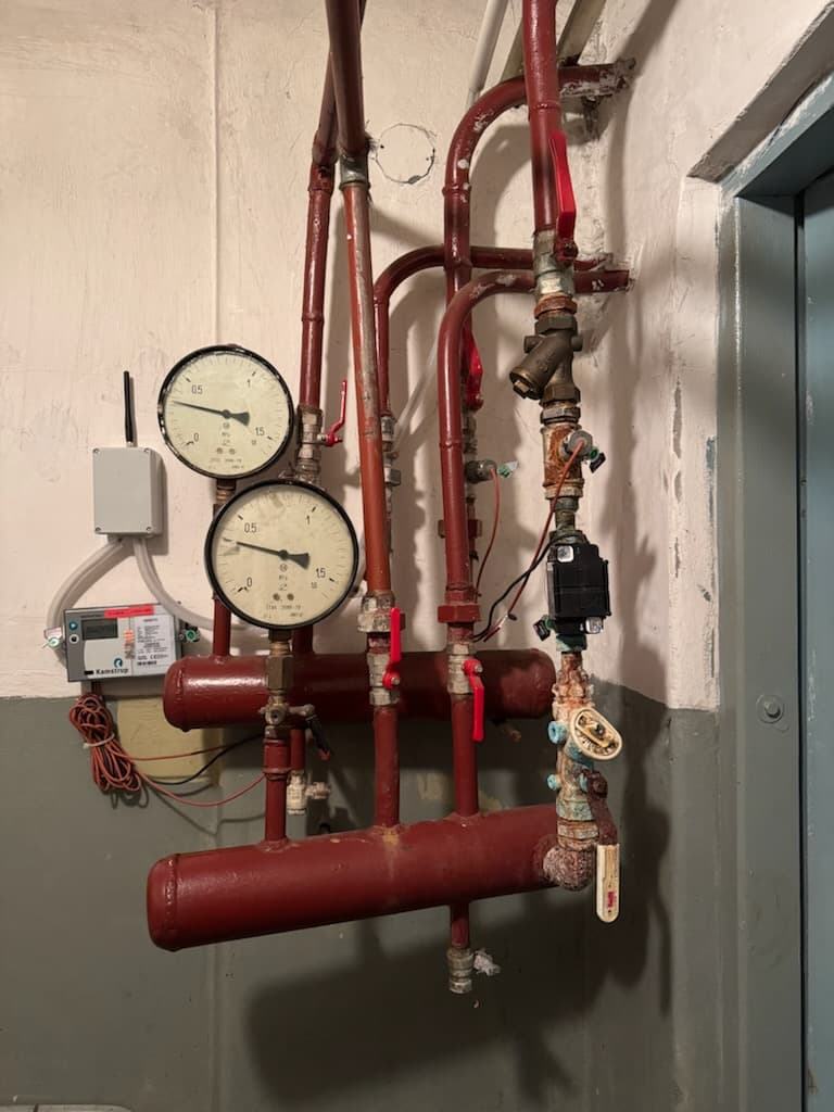 Naprawa cieknących kaloryferów w domu szeregowym – realizacja