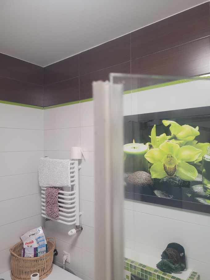 Nowy silikon wokół brodzika Kabina prysznicowa z widocznym nowym silikonowym wykończeniem