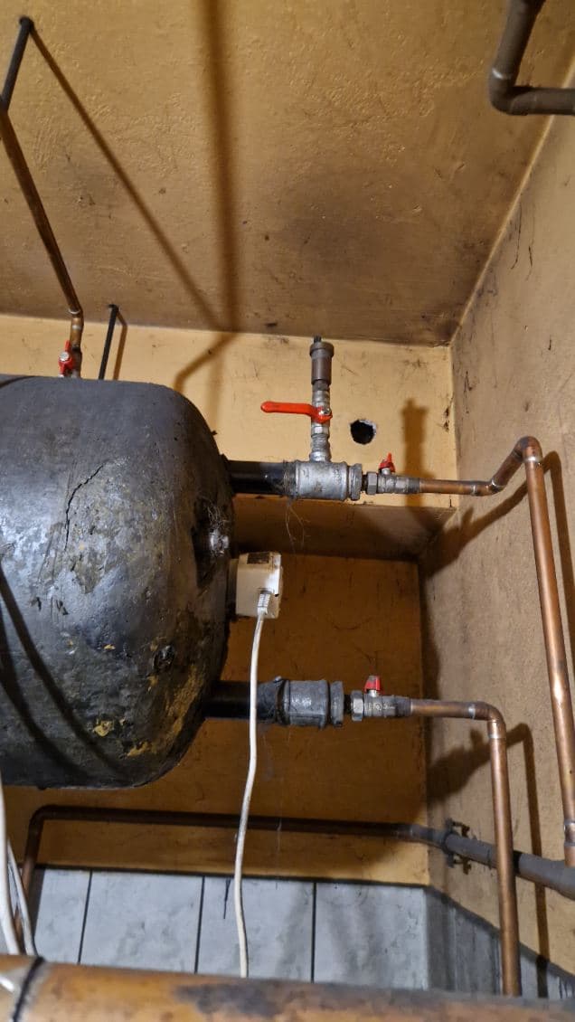 Podłączenia hydrauliczne przy starym bojlerze Podłączenia hydrauliczne przy starym bojlerze w kotłowni