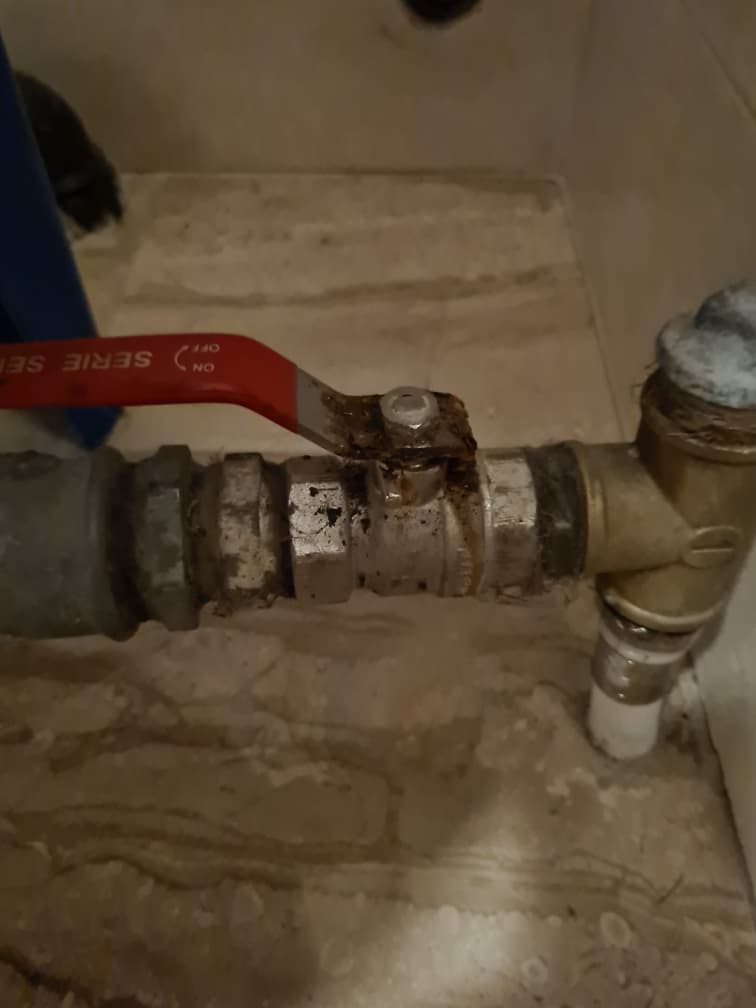 Korodujący zawór kulowy Zardzewiały zawór kulowy podłączony do instalacji wodnej.
