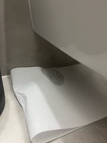 Skraplanie się wody pod muszlą Widok skraplania się wody pod muszlą geberita przed naprawą
