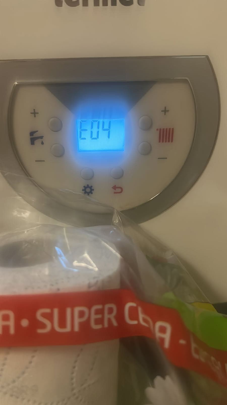 Błąd E04 na wyświetlaczu Wyświetlacz bojlera Termet pokazujący błąd E04