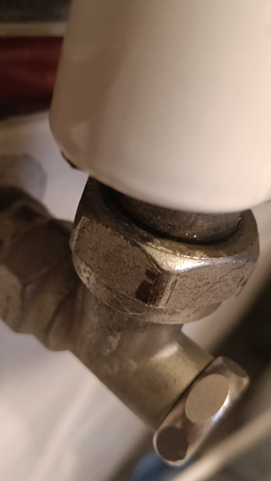 Korozja na połączeniach hydraulicznych Korozja wokół połączeń hydraulicznych przy starym grzejniku