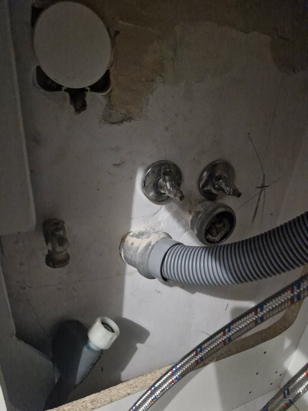 Szczegóły instalacji wodnej Detal nowych zaworów wodnych i zaślepionej rury odpływowej.