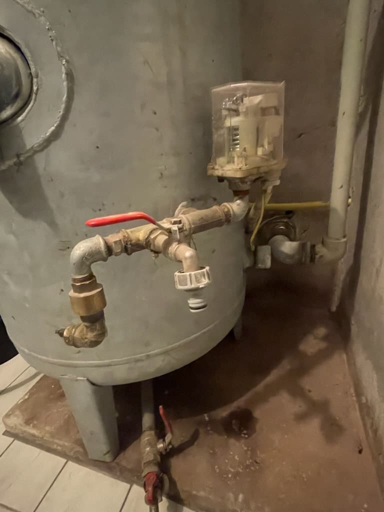 Instalacja nowej pompy i zaworów Zainstalowana nowa pompa hydroforowa wraz z wymienionymi zaworami