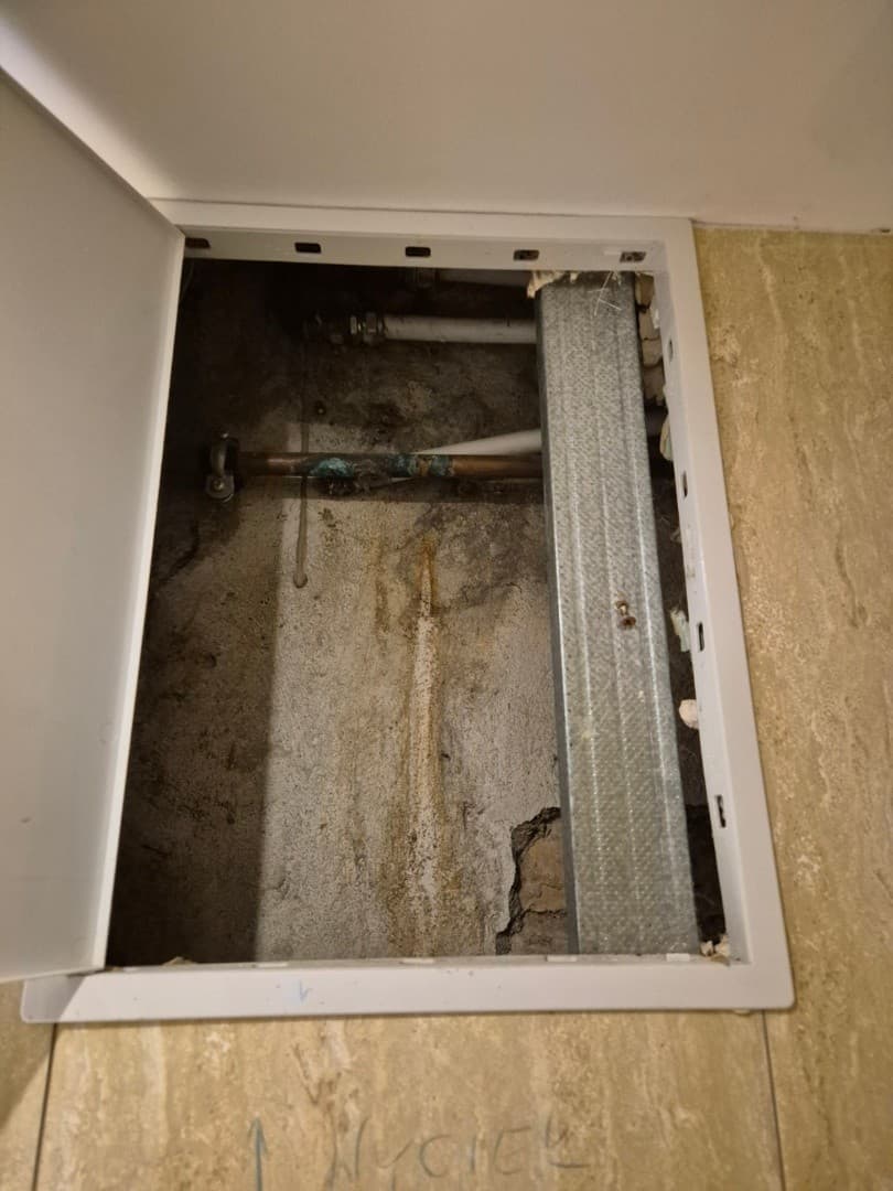 Naprawiona wnęka instalacyjna Naprawiona wnęka instalacyjna po wymianie rur PEX przy piecu.