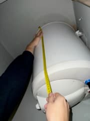 Mierzenie starego bojlera Mierzenie wysokości starego bojlera przed wymianą