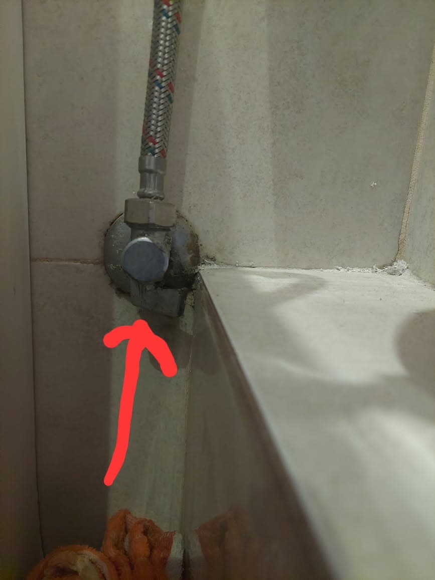 Nieszczelne połączenie przy wannie Nieszczelne połączenie armatury przy wannie wskazuje na potrzebę wymiany