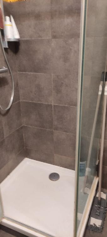 Rozwiązanie problemu z wilgocią w kabinie prysznicowej – realizacja