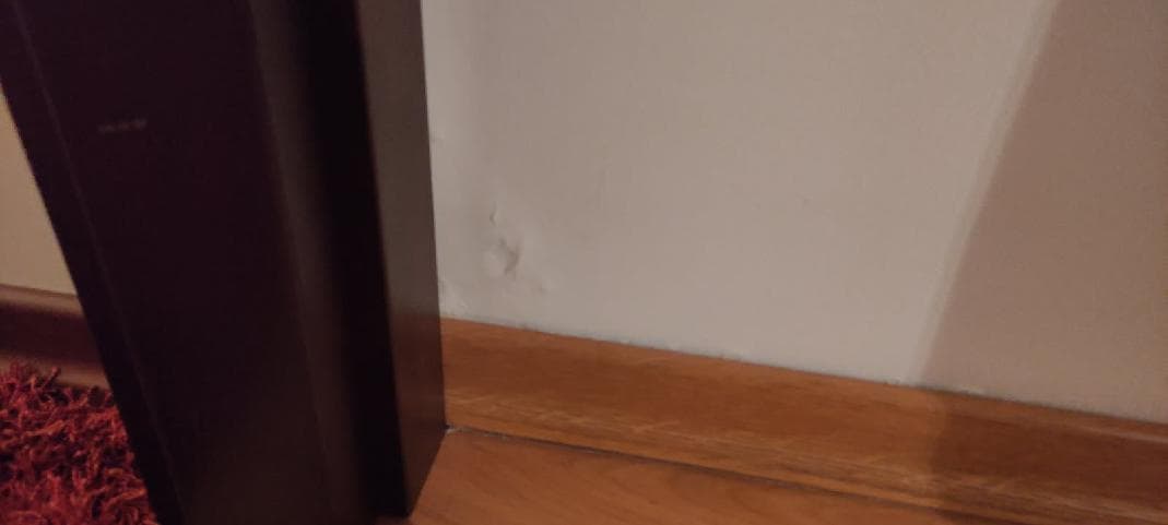 Ściana z odparzeniami od wilgoci Ściana w sąsiednim pomieszczeniu z odparzeniami spowodowanymi wilgocią