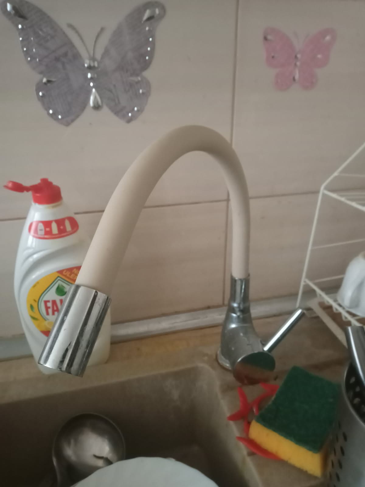 Nowa bateria po instalacji Nowa bateria kuchenna po zakończonej instalacji umieszczona nad zlewem