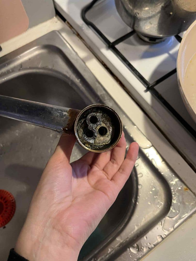 Demontaż urwanego kranu Demontaż urwanego kranu kuchennego przez fachowca