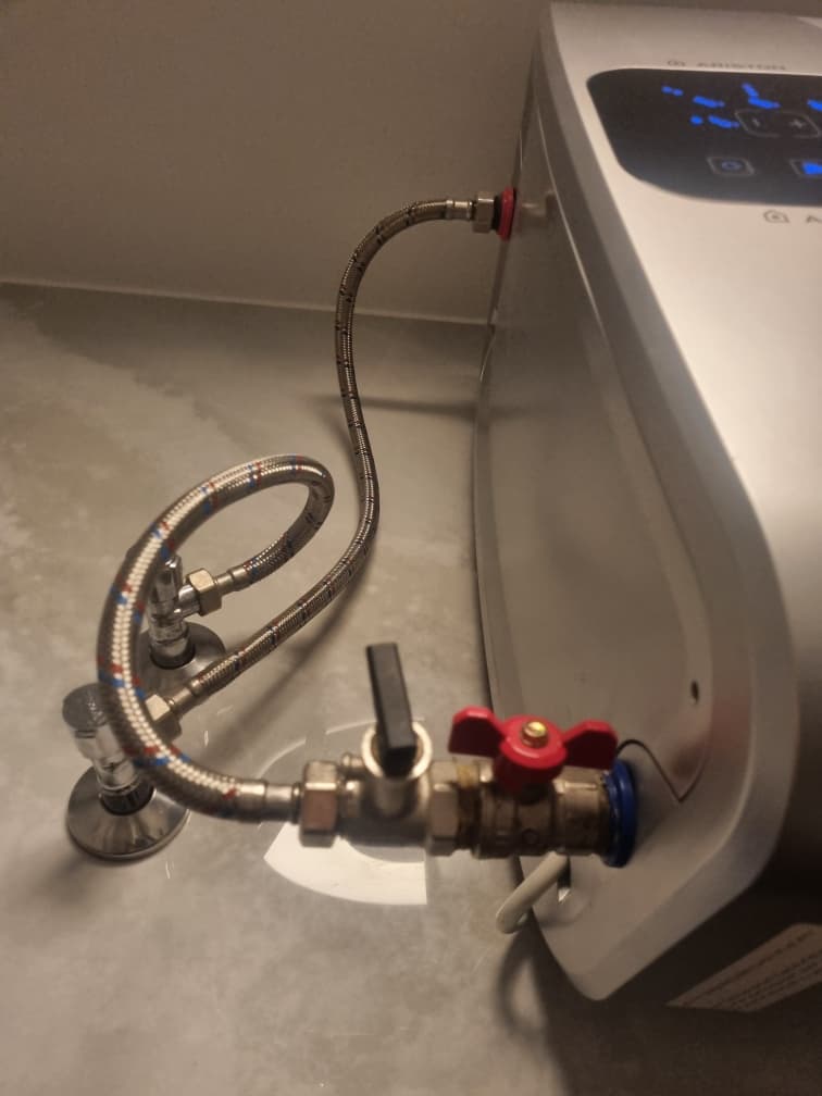 Podłączenie hydrauliczne bojlera Podłączenie hydrauliczne nowego bojlera Ariston z widocznym zaworem bezpieczeństwa.